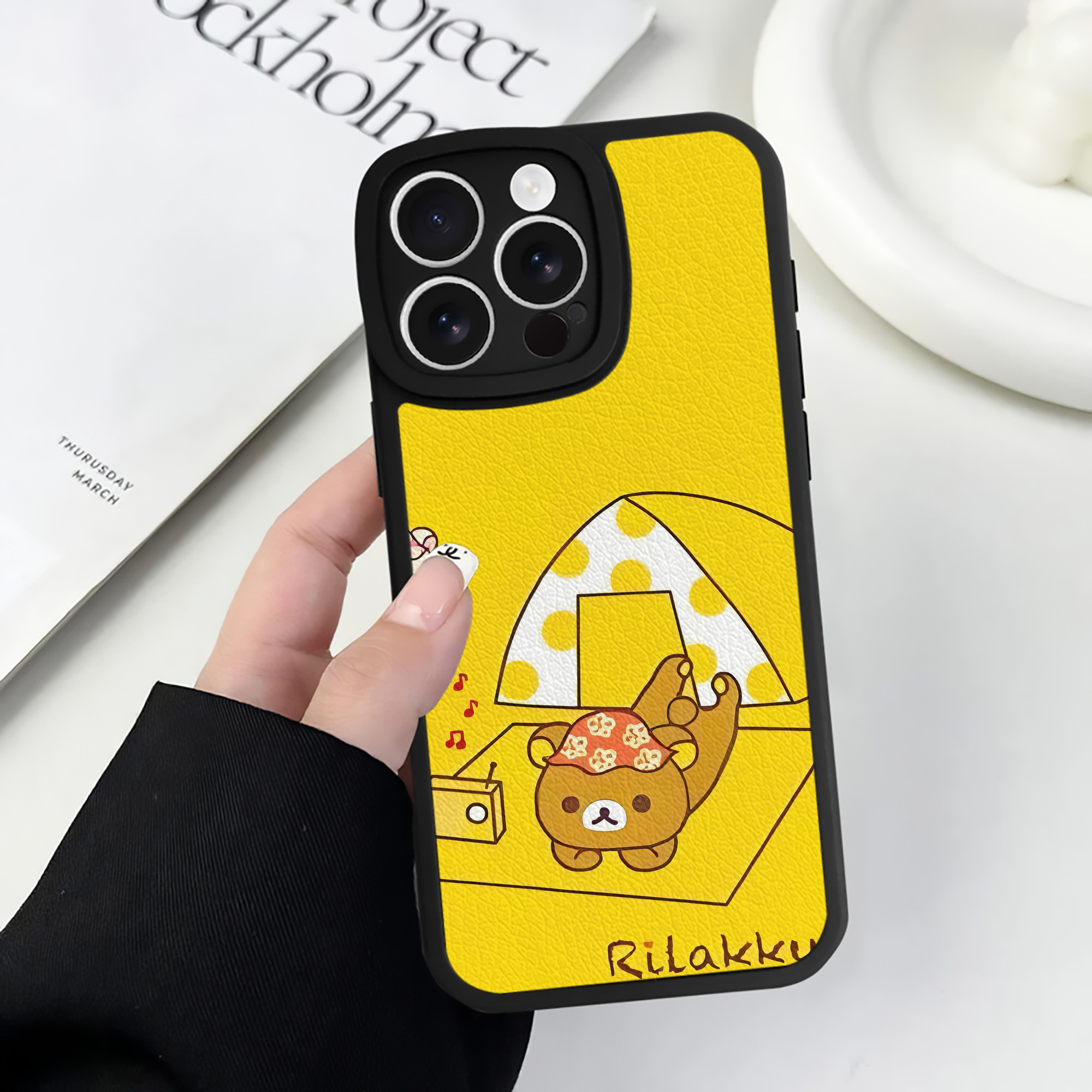 （画像用） リラックマ リラックマ キイロイトリ Rilakkuma Korilakkuma Kiiroitori 【iPhone 16シリーズ対応】シリコンスマホケース（レザー調） 材質：シリコン